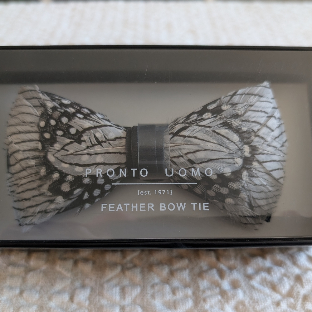 Pronto Adjustable Uomo Black and White Feather Bow Tie